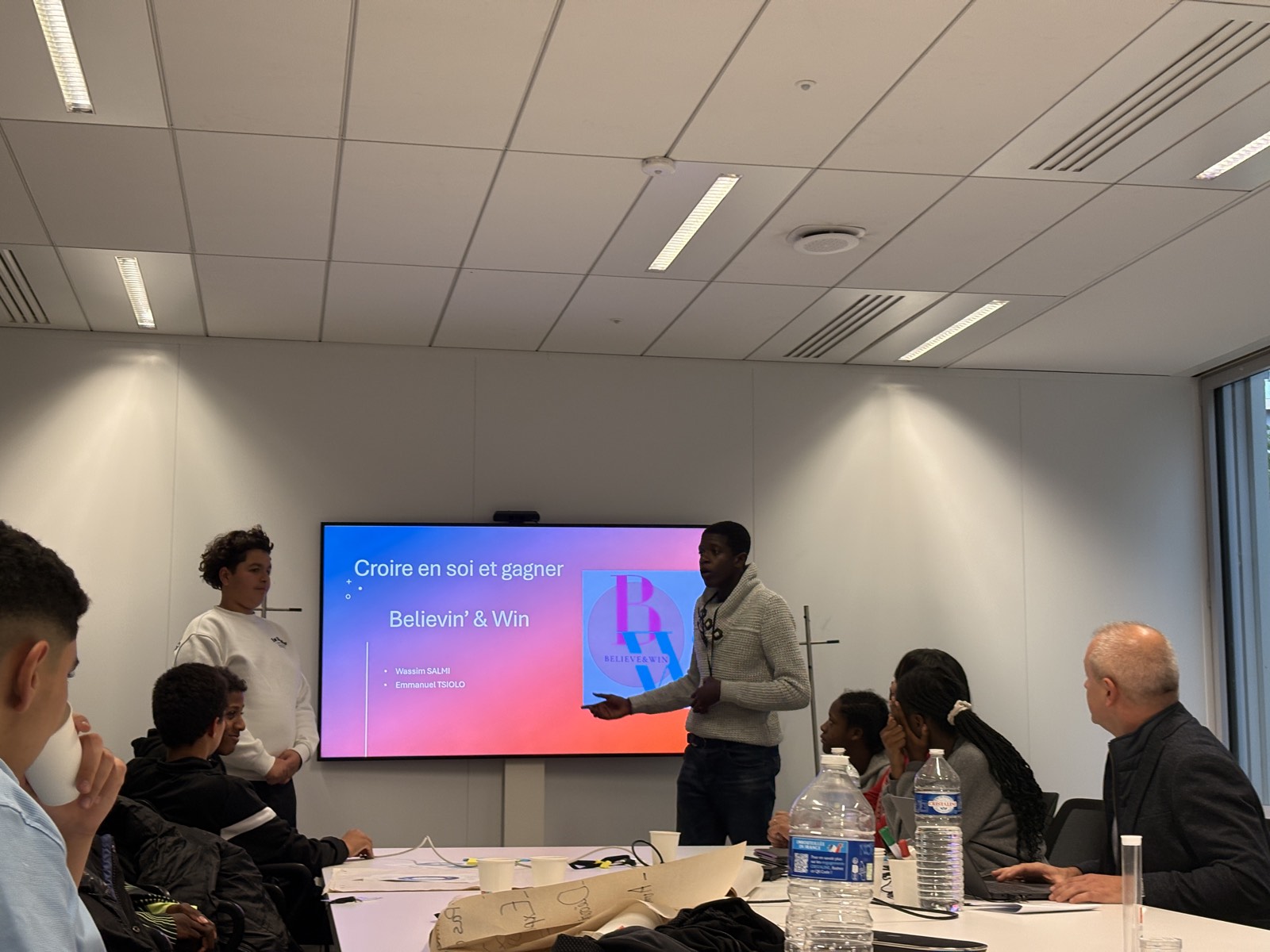 Un jeune pitche son projet au micro
